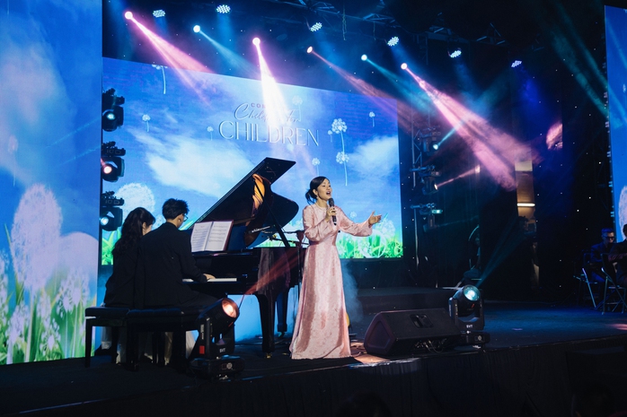 Con trai Hà Kiều Anh đệm đàn cho diva Hồng Nhung hát “Cho con”- Ảnh 2. Con trai Hà Kiều Anh đệm đàn cho diva Hồng Nhung hát “Cho con”- Ảnh 2.