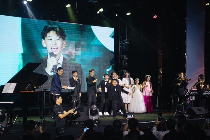 Con trai Hà Kiều Anh đệm đàn cho diva Hồng Nhung hát “Cho con”- Ảnh 7. Con trai Hà Kiều Anh đệm đàn cho diva Hồng Nhung hát “Cho con”- Ảnh 7.
