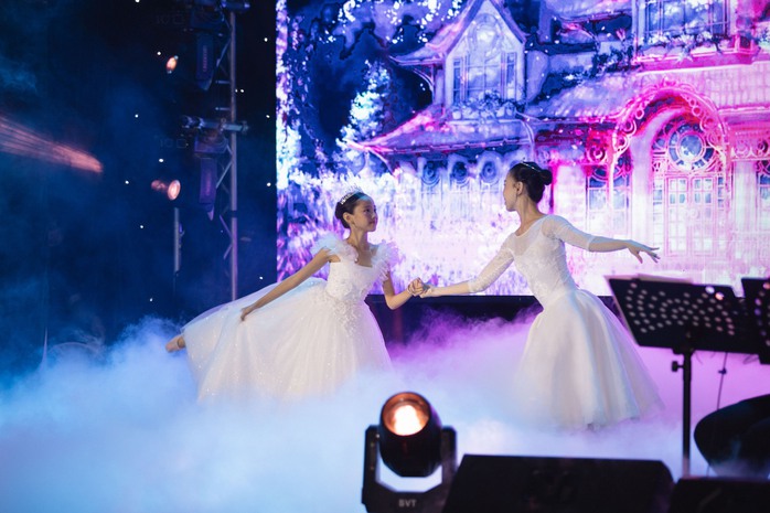 Con trai Hà Kiều Anh đệm đàn cho diva Hồng Nhung hát “Cho con”- Ảnh 10. Con trai Hà Kiều Anh đệm đàn cho diva Hồng Nhung hát “Cho con”- Ảnh 10.