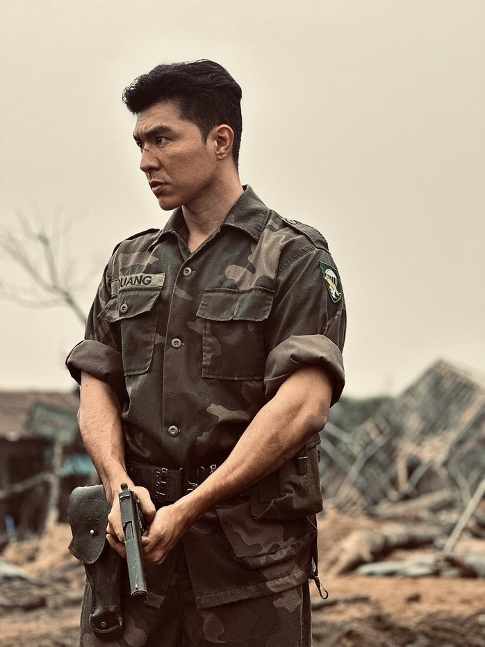 Steven Nguyễn gây sốt với vai phản diện Quang trong "Mưa đỏ"- Ảnh 2. Steven Nguyễn gây sốt với vai phản diện Quang trong "Mưa đỏ"- Ảnh 2.