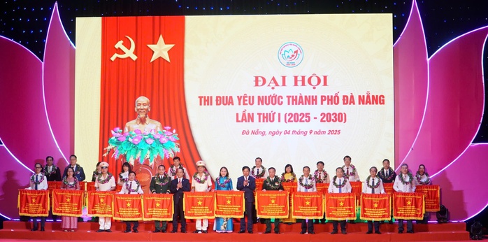 Chủ tịch Đà Nẵng: Thi đua yêu nước là động lực xây dựng thành phố hiện đại, giàu bản sắc
- Ảnh 2. Chủ tịch Đà Nẵng: Thi đua yêu nước là động lực xây dựng thành phố hiện đại, giàu bản sắc
- Ảnh 2.