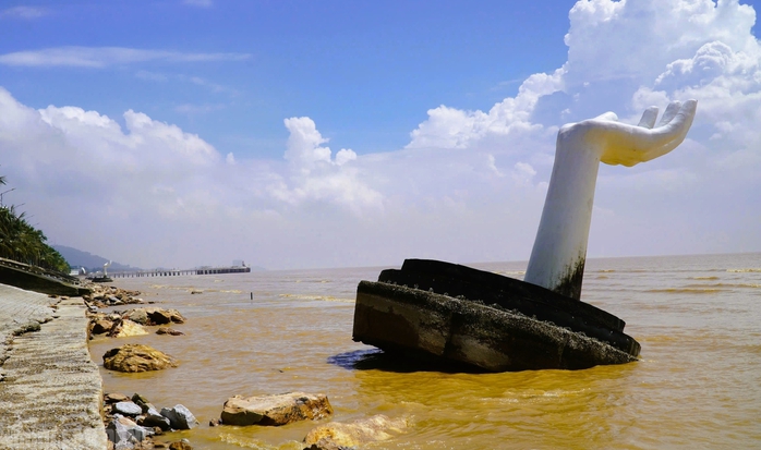 Những bàn tay "khổng lồ" ở bãi biển Thanh Hóa bị sóng đánh nghiêng ngả- Ảnh 1. Những bàn tay "khổng lồ" ở bãi biển Thanh Hóa bị sóng đánh nghiêng ngả- Ảnh 1.