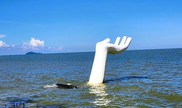 Những bàn tay "khổng lồ" ở bãi biển Thanh Hóa bị sóng đánh nghiêng ngả- Ảnh 2. Những bàn tay "khổng lồ" ở bãi biển Thanh Hóa bị sóng đánh nghiêng ngả- Ảnh 2.