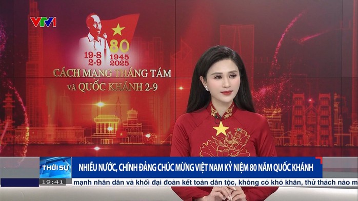 Bí mật về chiếc áo dài đỏ "gây sốt" trên sóng VTV1 ngày Quốc khánh - Ảnh 1.