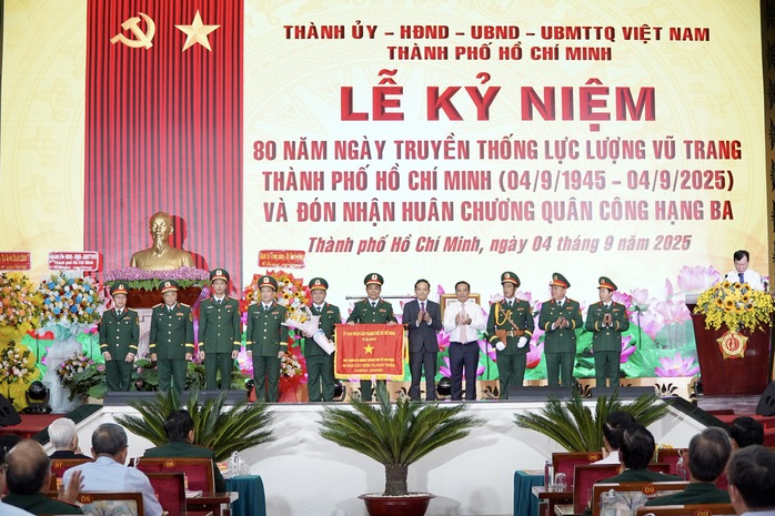 Bộ Tư lệnh TP HCM đón nhận Huân chương Quân công hạng Ba- Ảnh 3. Bộ Tư lệnh TP HCM đón nhận Huân chương Quân công hạng Ba- Ảnh 3.