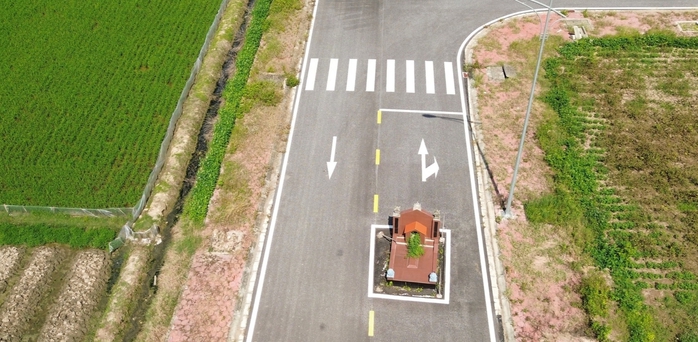 Ngôi mộ án ngữ đường gây cản trở lưu thông tại khu dân cư mới ở Hải Phòng - Ảnh 2. Ngôi mộ án ngữ đường gây cản trở lưu thông tại khu dân cư mới ở Hải Phòng - Ảnh 2.