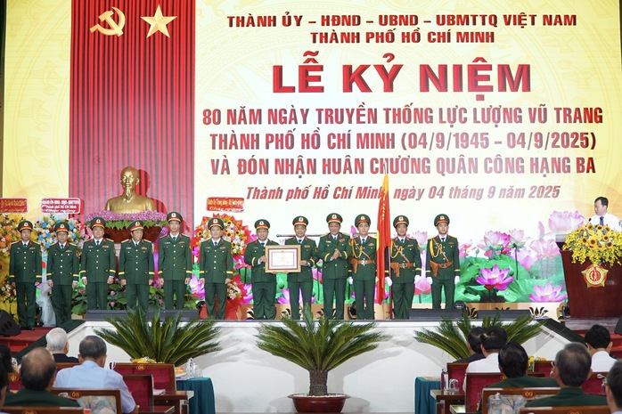 Bộ Tư lệnh TP HCM đón nhận Huân chương Quân công hạng Ba- Ảnh 1. Bộ Tư lệnh TP HCM đón nhận Huân chương Quân công hạng Ba- Ảnh 1.