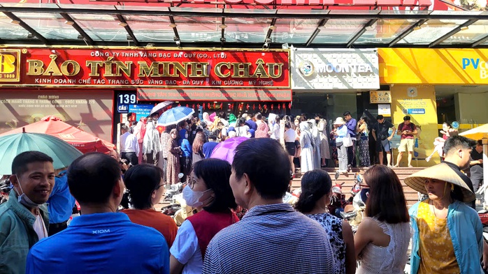 Nghẹt thở trước tiệm vàng , hàng trăm người xếp hàng chờ mua vàng ở Hà Nội - Ảnh 1. Nghẹt thở trước tiệm vàng , hàng trăm người xếp hàng chờ mua vàng ở Hà Nội - Ảnh 1.