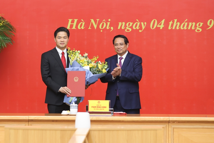 Thủ tướng trao quyết định bổ nhiệm lãnh đạo 8 bộ, cơ quan - Ảnh 1.