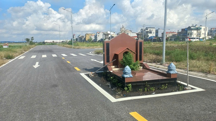 Ngôi mộ án ngữ đường gây cản trở lưu thông tại khu dân cư mới ở Hải Phòng - Ảnh 1. Ngôi mộ án ngữ đường gây cản trở lưu thông tại khu dân cư mới ở Hải Phòng - Ảnh 1.