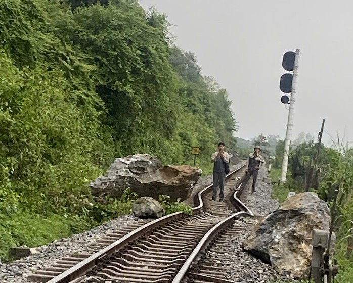 NÓNG: Đường sắt biến dạng, tàu Bắc - Nam tạm ngưng qua Quảng Trị- Ảnh 1. NÓNG: Đường sắt biến dạng, tàu Bắc - Nam tạm ngưng qua Quảng Trị- Ảnh 1.