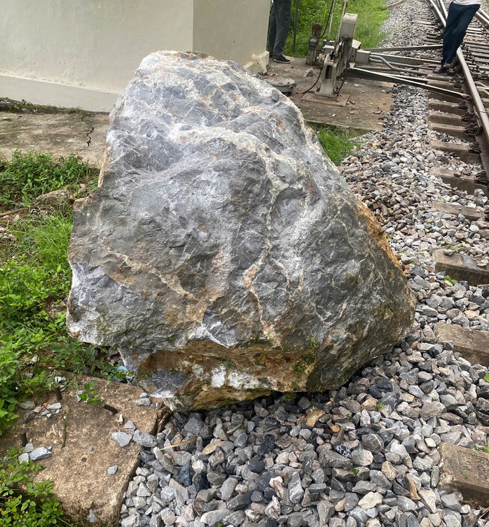 NÓNG: Đường sắt biến dạng, tàu Bắc - Nam tạm ngưng qua Quảng Trị- Ảnh 2. NÓNG: Đường sắt biến dạng, tàu Bắc - Nam tạm ngưng qua Quảng Trị- Ảnh 2.