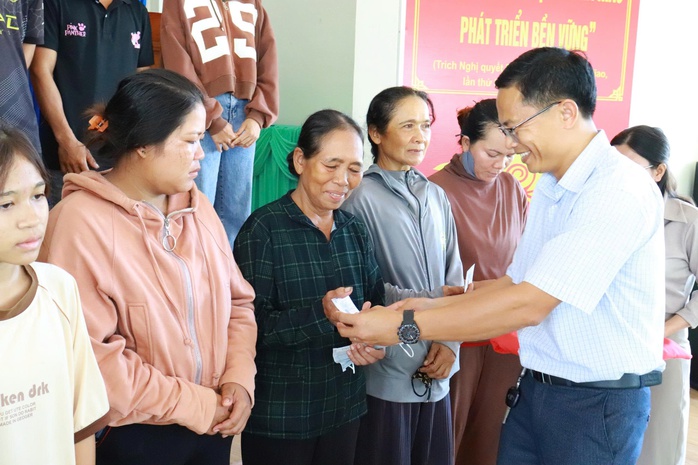 Vụ hàng chục người nghi ngộ độc "sau tiệc tân gia": Đã nhận được quà bất ngờ- Ảnh 1. Vụ hàng chục người nghi ngộ độc "sau tiệc tân gia": Đã nhận được quà bất ngờ- Ảnh 1.