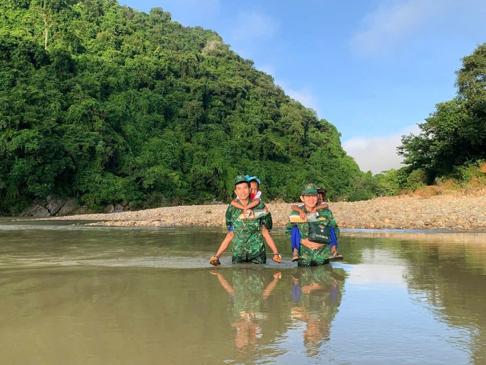 Quảng Trị: Xúc động hình ảnh Biên phòng cõng học sinh qua suối đến trường khai giảng năm học mới - Ảnh 1.