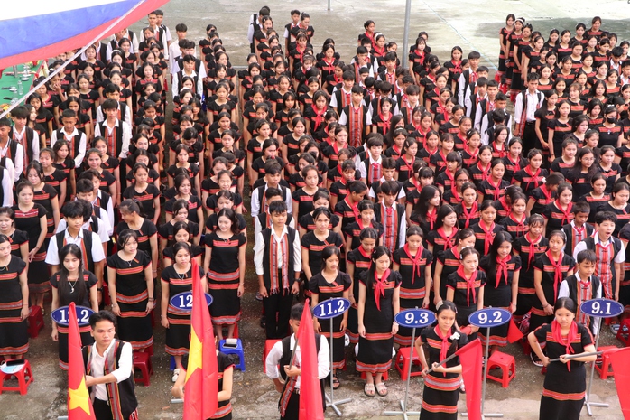 Quảng Trị: Xúc động hình ảnh Biên phòng cõng học sinh qua suối đến trường khai giảng năm học mới - Ảnh 11.