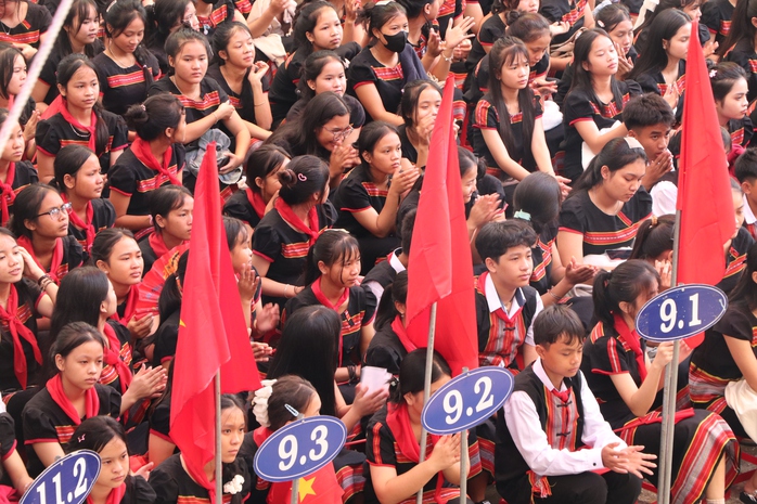 Quảng Trị: Xúc động hình ảnh Biên phòng cõng học sinh qua suối đến trường khai giảng năm học mới - Ảnh 13.