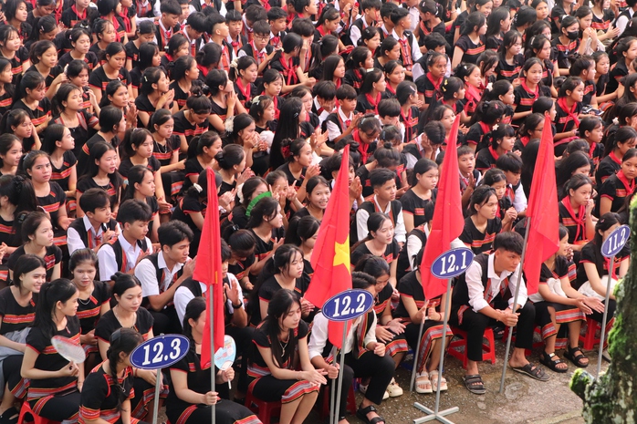 Quảng Trị: Xúc động hình ảnh Biên phòng cõng học sinh qua suối đến trường khai giảng năm học mới - Ảnh 9.