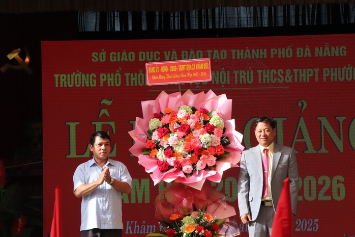 Quảng Trị: Xúc động hình ảnh Biên phòng cõng học sinh qua suối đến trường khai giảng năm học mới - Ảnh 14.