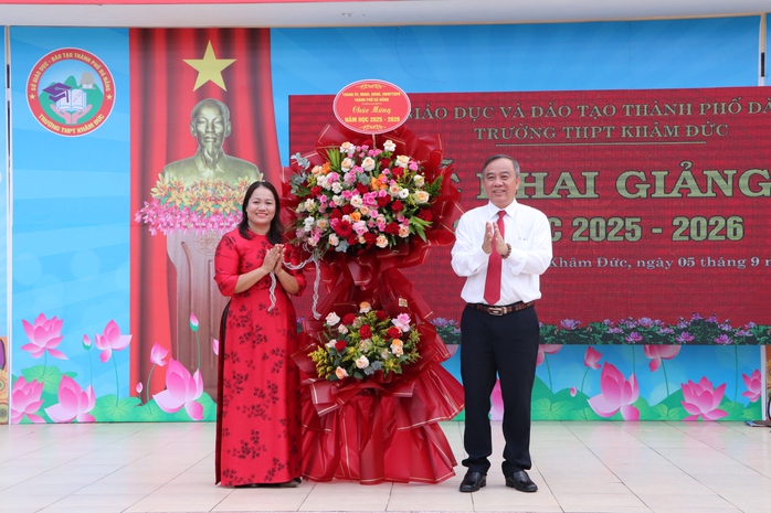 Quảng Trị: Xúc động hình ảnh Biên phòng cõng học sinh qua suối đến trường khai giảng năm học mới - Ảnh 8.