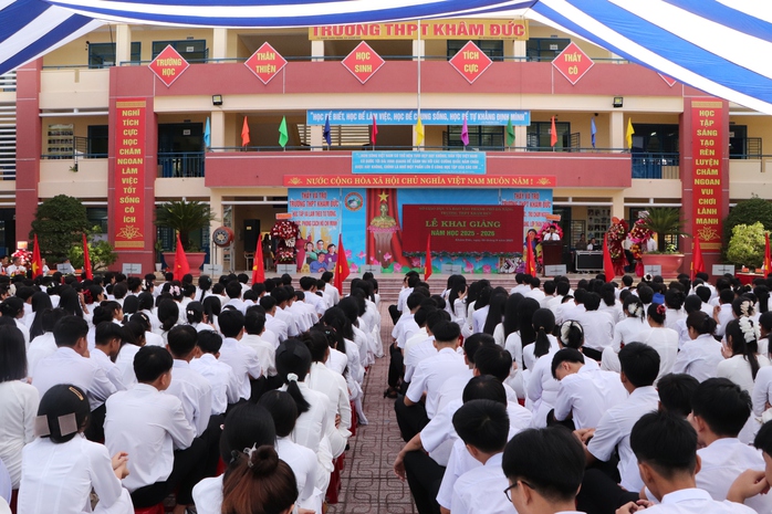 Quảng Trị: Xúc động hình ảnh Biên phòng cõng học sinh qua suối đến trường khai giảng năm học mới - Ảnh 12.