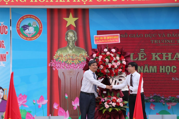 Quảng Trị: Xúc động hình ảnh Biên phòng cõng học sinh qua suối đến trường khai giảng năm học mới - Ảnh 10.