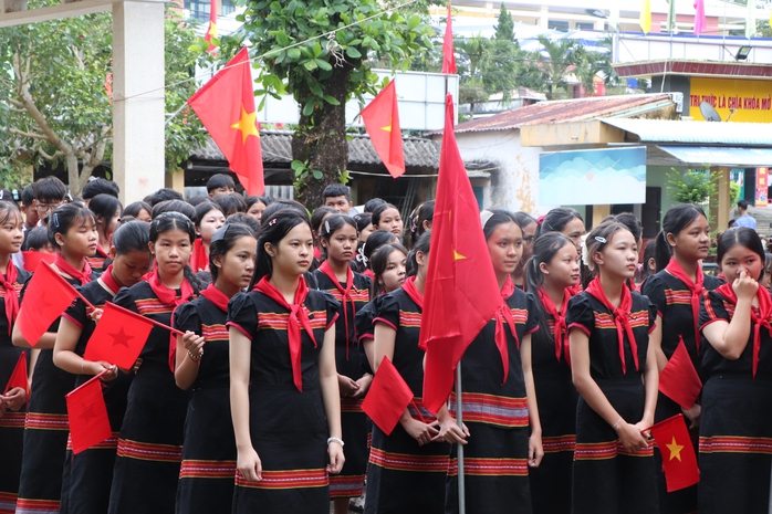 Xúc động hình ảnh bộ đội biên phòng cõng học sinh qua suối đến trường khai giảng năm học mới - Ảnh 24. Quảng Trị: Xúc động hình ảnh Biên phòng cõng học sinh qua suối đến trường khai giảng năm học mới - Ảnh 22.