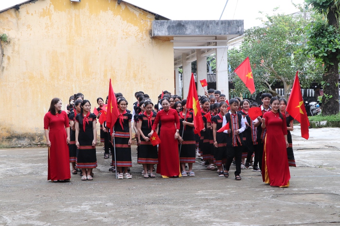 Quảng Trị: Xúc động hình ảnh Biên phòng cõng học sinh qua suối đến trường khai giảng năm học mới - Ảnh 18.