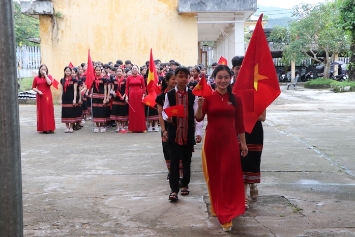 Quảng Trị: Xúc động hình ảnh Biên phòng cõng học sinh qua suối đến trường khai giảng năm học mới - Ảnh 21.