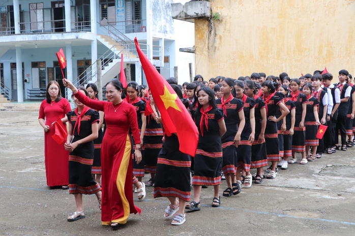 Quảng Trị: Xúc động hình ảnh Biên phòng cõng học sinh qua suối đến trường khai giảng năm học mới - Ảnh 20.