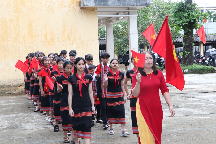 Quảng Trị: Xúc động hình ảnh Biên phòng cõng học sinh qua suối đến trường khai giảng năm học mới - Ảnh 17.