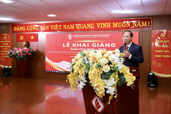 Nhà giáo phải vững trách nhiệm và đỏ lửa nghề! - Ảnh 1. Nhà giáo phải vững trách nhiệm và đỏ lửa nghề! - Ảnh 1.
