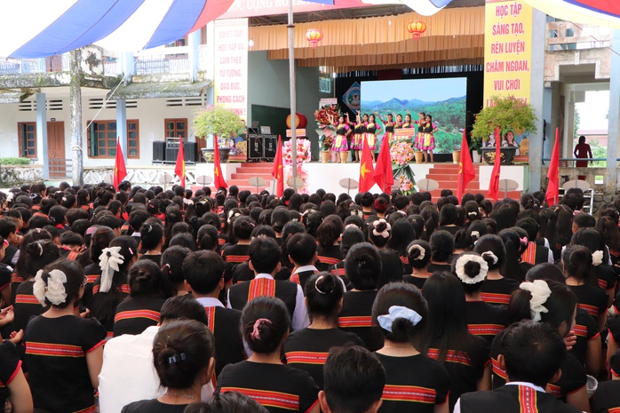 Quảng Trị: Xúc động hình ảnh Biên phòng cõng học sinh qua suối đến trường khai giảng năm học mới - Ảnh 19.