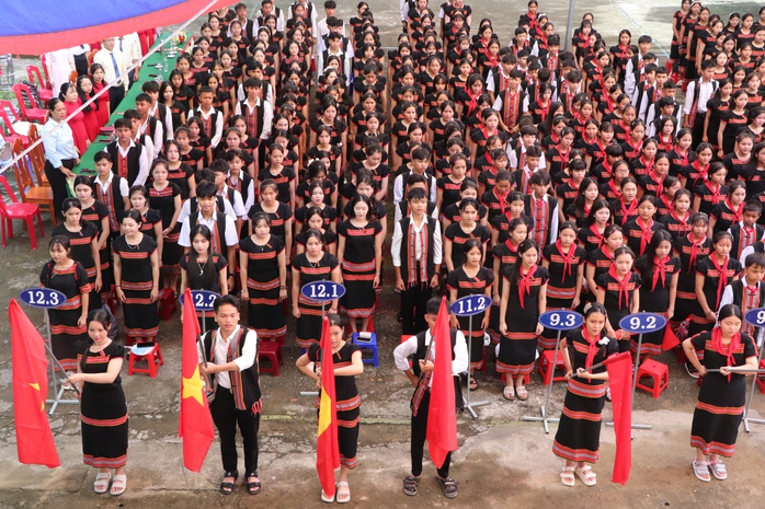 Quảng Trị: Xúc động hình ảnh Biên phòng cõng học sinh qua suối đến trường khai giảng năm học mới - Ảnh 15.