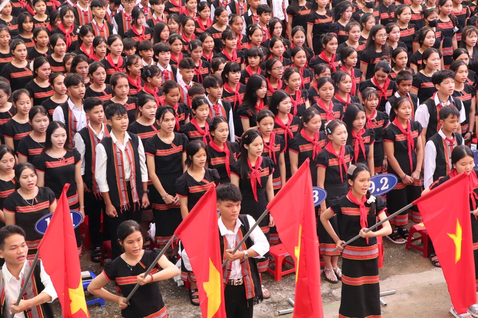Quảng Trị: Xúc động hình ảnh Biên phòng cõng học sinh qua suối đến trường khai giảng năm học mới - Ảnh 16.