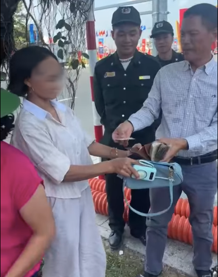 Người phụ nữ bỏ quên túi xách có 50 triệu đồng, 1,5 chỉ vàng khi đi xem triển lãm- Ảnh 1. Người phụ nữ bỏ quên túi xách có 50 triệu đồng, 1,5 chỉ vàng khi đi xem triển lãm- Ảnh 1.