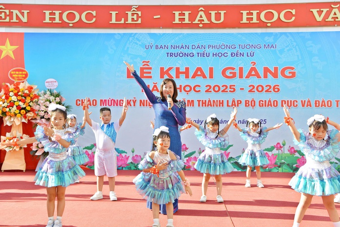 Ngôi trường có "em bé hát Quốc ca" tưng bừng khai giảng - Ảnh 1.