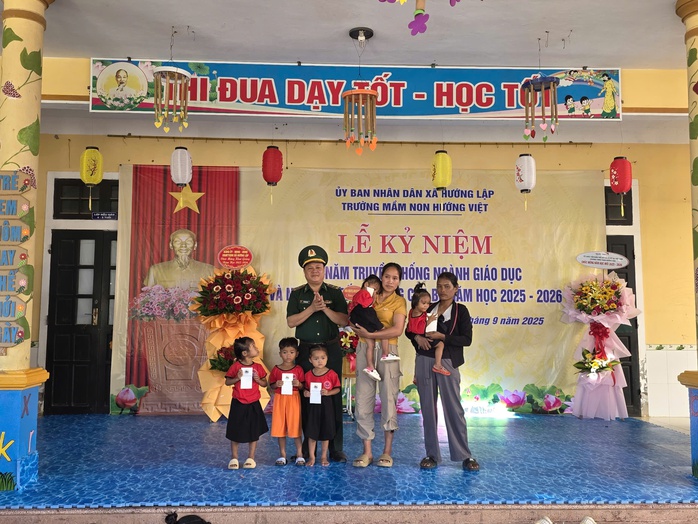 Quảng Trị: Xúc động hình ảnh Biên phòng cõng học sinh qua suối đến trường khai giảng năm học mới - Ảnh 4.
