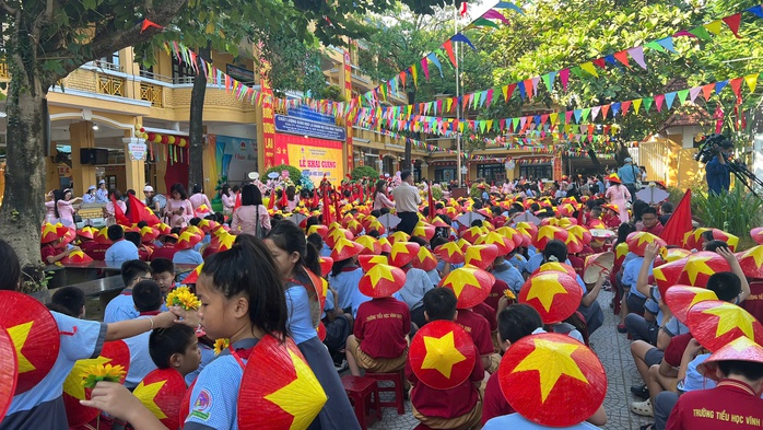 Xúc động hình ảnh bộ đội biên phòng cõng học sinh qua suối đến trường khai giảng năm học mới - Ảnh 28. Quảng Trị: Xúc động hình ảnh Biên phòng cõng học sinh qua suối đến trường khai giảng năm học mới - Ảnh 26.