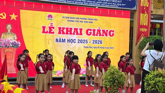 Xúc động hình ảnh bộ đội biên phòng cõng học sinh qua suối đến trường khai giảng năm học mới - Ảnh 25. Quảng Trị: Xúc động hình ảnh Biên phòng cõng học sinh qua suối đến trường khai giảng năm học mới - Ảnh 23.