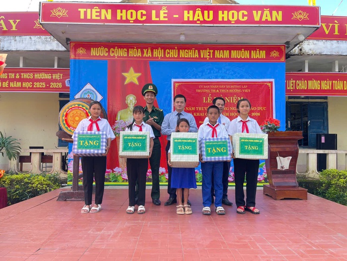 Quảng Trị: Xúc động hình ảnh Biên phòng cõng học sinh qua suối đến trường khai giảng năm học mới - Ảnh 3.