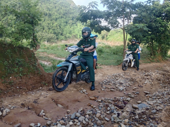 Biên phòng Quảng Trị cõng học sinh vượt suối đến trường khai giảng năm học mới - Ảnh 1. Biên phòng Quảng Trị cõng học sinh vượt suối đến trường khai giảng năm học mới - Ảnh 1.