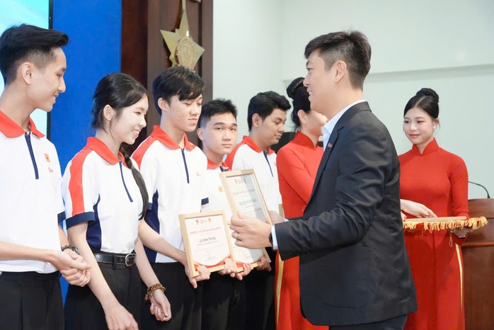Gần 800 suất học bổng đang chờ học sinh-sinh viên- Ảnh 1. Gần 800 suất học bổng đang chờ học sinh-sinh viên- Ảnh 1.