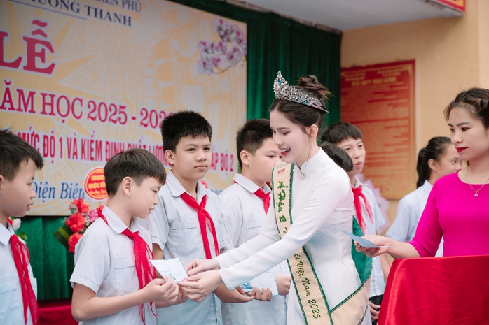 Á hậu Linh Đan trở lại trường xưa với hoạt động thiện nguyện đáng nhớ- Ảnh 3. Á hậu Linh Đan trở lại trường xưa với hoạt động thiện nguyện đáng nhớ- Ảnh 3.