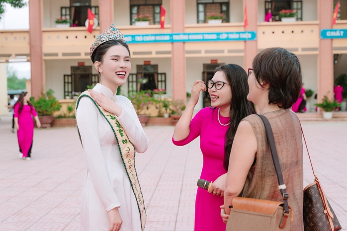 Á hậu Linh Đan trở lại trường xưa với hoạt động thiện nguyện đáng nhớ- Ảnh 1. Á hậu Linh Đan trở lại trường xưa với hoạt động thiện nguyện đáng nhớ- Ảnh 1.
