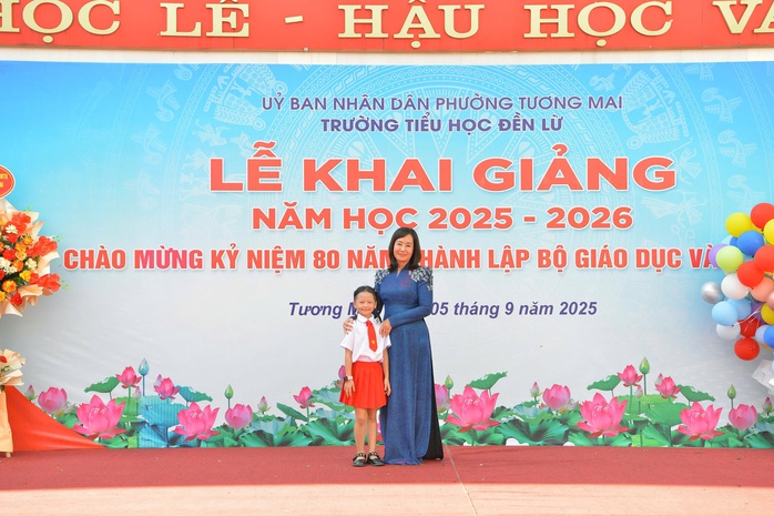 Ngôi trường có "em bé hát Quốc ca" tưng bừng khai giảng - Ảnh 2.