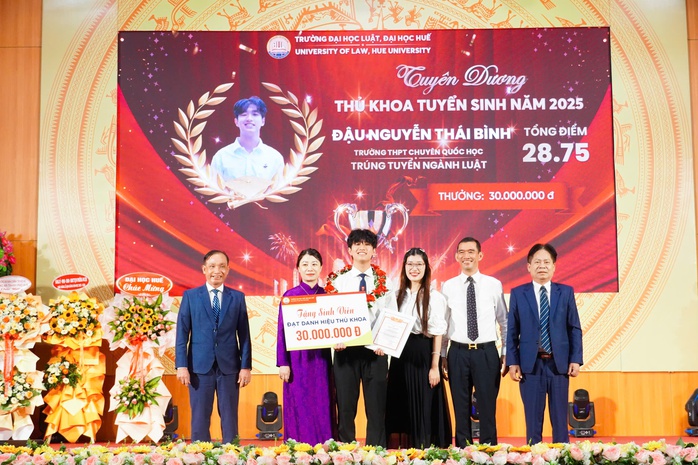 Hành động đẹp của nam thủ khoa Trường ĐH Luật Huế- Ảnh 1.