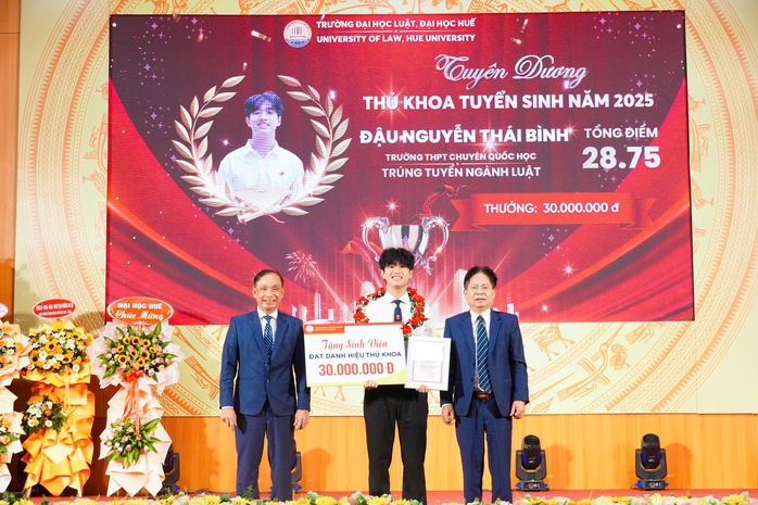 Hành động đẹp của nam thủ khoa Trường ĐH Luật Huế- Ảnh 2.