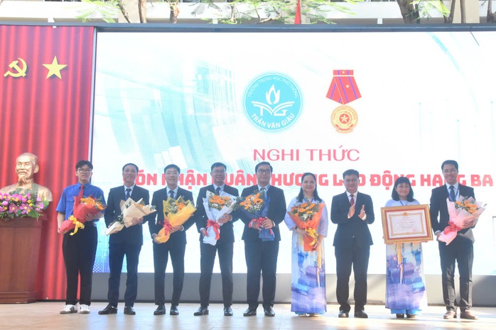 Tưng bừng khai giảng năm học mới đặc biệt chưa từng có - Ảnh 40.