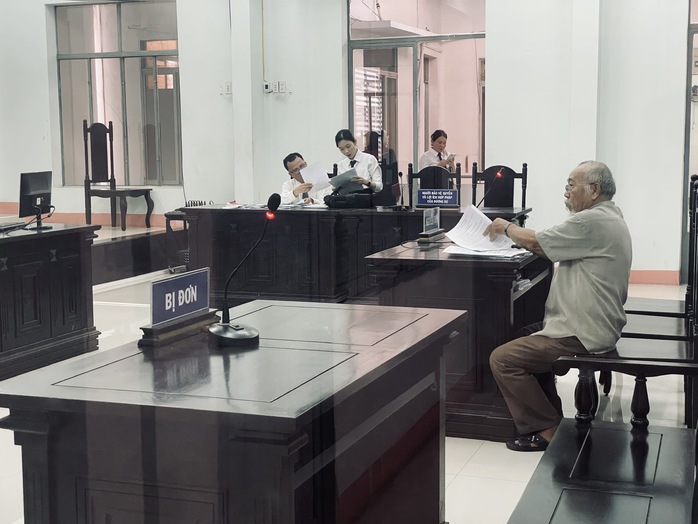 Chủ tịch UBND tỉnh Khánh Hòa vắng mặt không lý do tại phiên tòa hành chính - Ảnh 2.