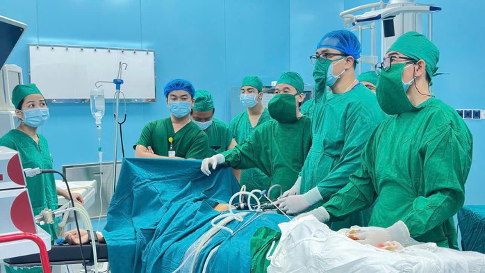 Lần đầu tiên ca phẫu thuật nội soi được thực hiện thành công tại Côn Đảo- Ảnh 1. Lần đầu tiên ca phẫu thuật nội soi được thực hiện thành công tại Côn Đảo- Ảnh 1.